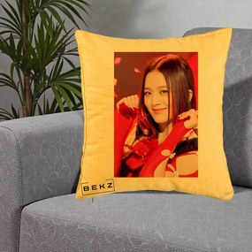 Perna Personalizata K-pop BLACKPINK Jisoo Rosu, 40x40 cm, Galben, Husa Detasabila, Perna Inclusa, BEKZ®