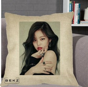 Perna Personalizata K-pop BLACKPINK Jennie Editorial Negru cu Inele, 40x40 cm, Crem, Husa Detasabila, Perna Inclusa, BEKZ®