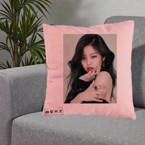 Perna Personalizata K-pop BLACKPINK Jennie Editorial Negru cu Inele, 40x40 cm, Roz, Husa Detasabila, Perna Inclusa, BEKZ®