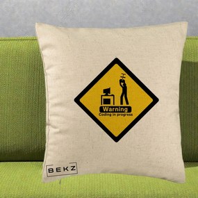 Perna Personalizata Warning Coding in Progress, 40x40 cm, Bej, Husa Detasabila, Perna Inclusa, BEKZ®