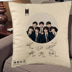 Perna Personalizata K-pop BTS Fotografie Grup Costum Negru si Autografe Cerc, 40x40 cm, Bej, Husa Detasabila, Perna Inclusa, BEKZ®