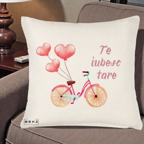 Perna Decorativa Te Iubesc Tare cu Bicicleta Roz si Baloane Inima, 40x40 cm, Crem Reliefat, Husa Detasabila, Perna Inclusa, BEKZ®