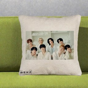 Perna Personalizata K-pop Stray Kids Foto Grup All-White Landscape, 40x40 cm, Bej Canapea, Husa Detasabila, Perna Inclusa, BEKZ®