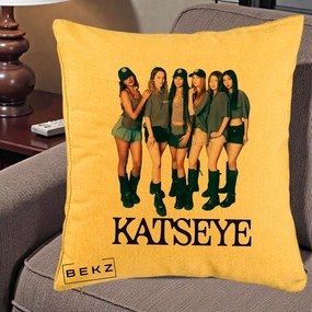 Perna Personalizata K-pop KATSEYE Grup Foto Tinute Gri, 40x40 cm, Galben, Husa Detasabila, Perna Inclusa, BEKZ®