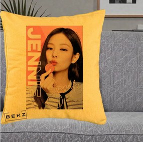 Perna Personalizata K-pop BLACKPINK Jennie cu Semnatura si Fond Roz, 40x40 cm, Galben, Husa Detasabila, Perna Inclusa, BEKZ®