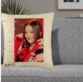 Perna Personalizata K-pop BLACKPINK Jisoo Rosu, 40x40 cm, Bej, Husa Detasabila, Perna Inclusa, BEKZ®