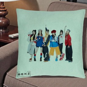 Perna Personalizata Grup K-pop Fete in Picioare Foto, 40x40 cm, Verde Menta, Husa Detasabila, Perna Inclusa, BEKZ®