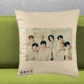 Perna Personalizata K-pop Stray Kids Foto Grup Alb All-White cu 8 Membrii, 40x40 cm, Bej, Husa Detasabila, Perna Inclusa, BEKZ®