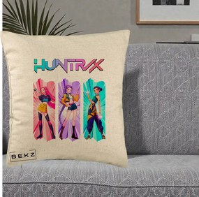 Perna Personalizata K-pop HUNTRX Trio cu Pisica in Benzi, 40x40 cm, Bej, Husa Detasabila, Perna Inclusa, BEKZ®