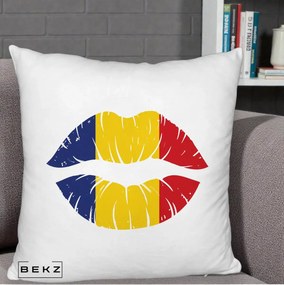 Perna Personalizata Buze Tricolor Romania, 40x40 cm, Alb Pufos, Husa Detasabila, Perna Inclusa, BEKZ®