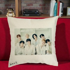 Perna Personalizata K-pop Stray Kids Foto Grup Alb All-White cu 8 Membrii, 40x40 cm, Ecru, Husa Detasabila, Perna Inclusa, BEKZ®