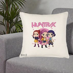 Perna Personalizata K-pop HUNTRX Trio Chibi cu Arme, 40x40 cm, Crem Reliefat, Husa Detasabila, Perna Inclusa, BEKZ®