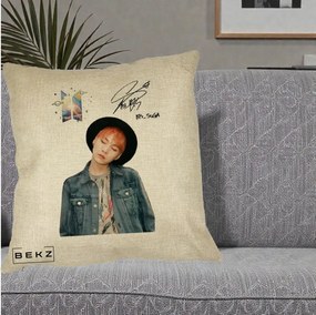 Perna Personalizata K-pop BTS Suga par Portocaliu Palarie Autograf, 40x40 cm, Crem, Husa Detasabila, Perna Inclusa, BEKZ®