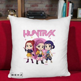 Perna Personalizata K-pop HUNTRX Trio Chibi cu Arme, 40x40 cm, Alb Pufos, Husa Detasabila, Perna Inclusa, BEKZ®