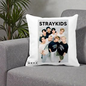 Perna Personalizata K-pop Stray Kids STRAYKIDS Alb-Negru cu Foto Grup, 40x40 cm, Alba Mata, Husa Detasabila, Perna Inclusa, BEKZ®