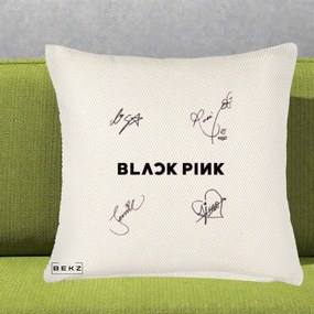 Perna Personalizata K-pop BLACKPINK Tinute Negre Grup Simplu, 40x40 cm, Crem Reliefat, Husa Detasabila, Perna Inclusa, BEKZ®