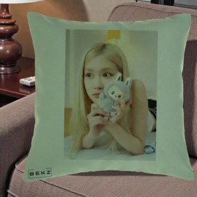Perna Personalizata K-pop BLACKPINK Rose cu Papusa Iepure, 40x40 cm, Verde, Husa Detasabila, Perna Inclusa, BEKZ®