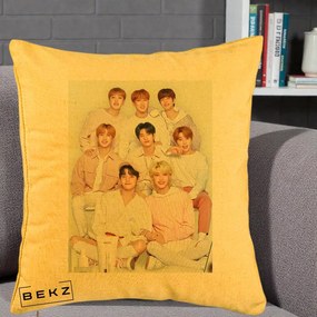 Perna Personalizata K-pop Stray Kids Foto Grup Pastel Roz-Alb cu 8 Membrii, 40x40 cm, Galben, Husa Detasabila, Perna Inclusa, BEKZ®