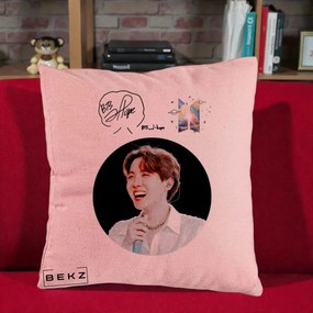 Perna Personalizata K-pop BTS J-Hope Portret cu Autograf, 40x40 cm, Roz, Husa Detasabila, Perna Inclusa, BEKZ®