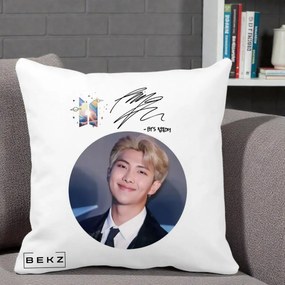 Perna Personalizata K-pop BTS RM Namjoon Portret Cerc cu Autograf, 40x40 cm, Alba Mata, Husa Detasabila, Perna Inclusa, BEKZ®