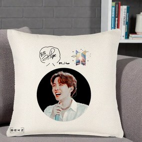 Perna Personalizata K-pop BTS J-Hope Portret cu Autograf, 40x40 cm, Crem Reliefat, Husa Detasabila, Perna Inclusa, BEKZ®