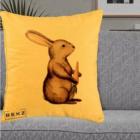 Perna Decorativa Iepuras Acuarela cu Morcov, 40x40 cm, Galben, Husa Detasabila, Perna Inclusa, BEKZ®