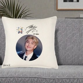 Perna Personalizata K-pop BTS RM Namjoon Portret Cerc cu Autograf, 40x40 cm, Crem Reliefat, Husa Detasabila, Perna Inclusa, BEKZ®