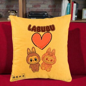Perna Personalizata Labubu Cuplu Inima, 40x40 cm, Galben, Husa Detasabila, Perna Inclusa, BEKZ®