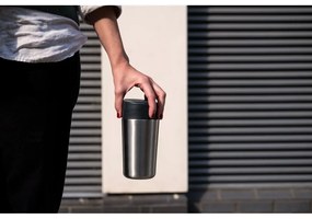 Cană de voiaj albastru-argintiu 450 ml Sipp – Joseph Joseph