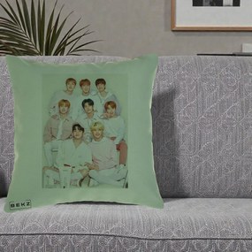Perna Personalizata K-pop Stray Kids Foto Grup Pastel Roz-Alb cu 8 Membrii, 40x40 cm, Verde, Husa Detasabila, Perna Inclusa, BEKZ®