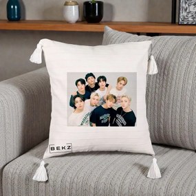Perna Personalizata K-pop Stray Kids Foto Grup Text, 40x40 cm, Bej cu Franjuri, Husa Detasabila, Perna Inclusa, BEKZ®