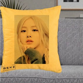 Perna Personalizata K-pop BLACKPINK Rose cu Jucarie de Plus, 40x40 cm, Galben, Husa Detasabila, Perna Inclusa, BEKZ®