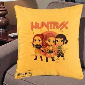 Perna Personalizata K-pop HUNTRX Trio Chibi cu Arme, 40x40 cm, Galben, Husa Detasabila, Perna Inclusa, BEKZ®