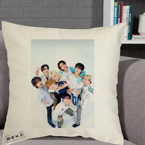 Perna Personalizata K-pop Stray Kids Foto Grup Bleu, 40x40 cm, Ecru, Husa Detasabila, Perna Inclusa, BEKZ®