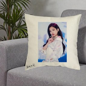 Perna Personalizata K-pop BLACKPINK Jennie Concert Alb cu Microfon, 40x40 cm, Ecru, Husa Detasabila, Perna Inclusa, BEKZ®