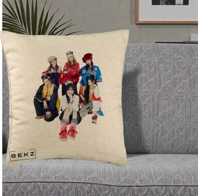 Perna Personalizata Grup K-pop Fete Streetwear Foto, 40x40 cm, Bej, Husa Detasabila, Perna Inclusa, BEKZ®