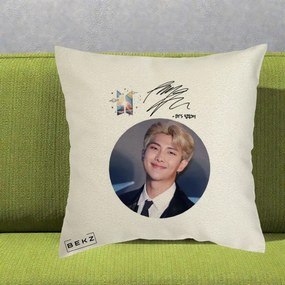 Perna Personalizata K-pop BTS RM Namjoon Portret Cerc cu Autograf, 40x40 cm, Ecru, Husa Detasabila, Perna Inclusa, BEKZ®