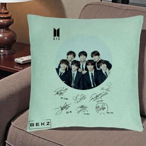 Perna Personalizata K-pop BTS Fotografie Grup Costum Negru si Autografe Cerc, 40x40 cm, Verde Menta, Husa Detasabila, Perna Inclusa, BEKZ®