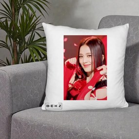 Perna Personalizata K-pop BLACKPINK Jisoo Rosu, 40x40 cm, Alb Pufos, Husa Detasabila, Perna Inclusa, BEKZ®