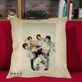 Perna Personalizata K-pop Stray Kids Foto Grup Bleu, 40x40 cm, Crem, Husa Detasabila, Perna Inclusa, BEKZ®