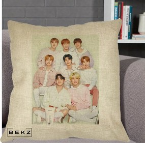 Perna Personalizata K-pop Stray Kids Foto Grup Pastel Roz-Alb cu 8 Membrii, 40x40 cm, Crem, Husa Detasabila, Perna Inclusa, BEKZ®