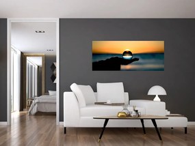Tabloul cu bilă din sticlă în palmă (120x50 cm)