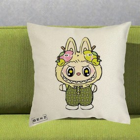 Perna Personalizata Labubu Galben cu Mere si Salopeta, 40x40 cm, Ecru, Husa Detasabila, Perna Inclusa, BEKZ®