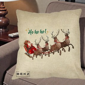 Perna Decorativa Ho Ho Ho Mos Craciun cu Sanie si Reni, 40x40 cm, Crem, Husa Detasabila, Perna Inclusa, BEKZ®
