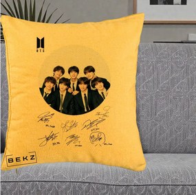 Perna Personalizata K-pop BTS Fotografie Grup Costum Negru si Autografe Cerc, 40x40 cm, Galben, Husa Detasabila, Perna Inclusa, BEKZ®