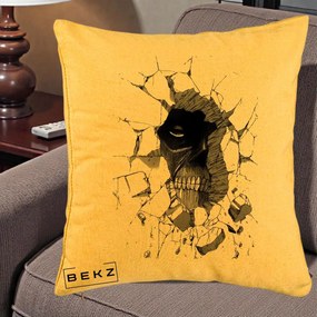 Perna Personalizata Attack on Titan Titan Crapand Zidul, 40x40 cm, Galben, Husa Detasabila, Perna Inclusa, BEKZ®