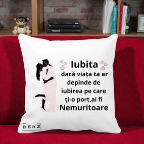 Cadou pentru Iubita - Perna Personalizata Iubita Nemuritoare cu Siluete de Cuplu, 40x40 cm, Alba Mata, Husa Detasabila, Perna Inclusa, BEKZ®