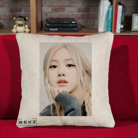 Perna Personalizata K-pop BLACKPINK Rose cu Jucarie de Plus, 40x40 cm, Bej Canapea, Husa Detasabila, Perna Inclusa, BEKZ®