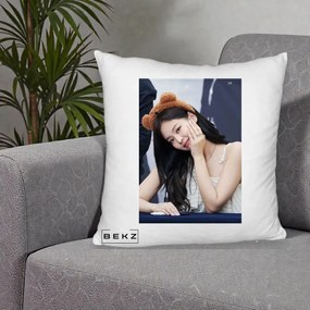 Perna Personalizata K-pop BLACKPINK Jennie Cute cu Diadema Ursulet, 40x40 cm, Alb Pufos, Husa Detasabila, Perna Inclusa, BEKZ®