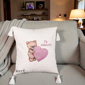 Cadou Romantic - Perna Personalizata Te Iubesc Ursulet cu Inima Roz Acuarela, 40x40 cm, Bej cu Franjuri, Husa Detasabila, Perna Inclusa, BEKZ®